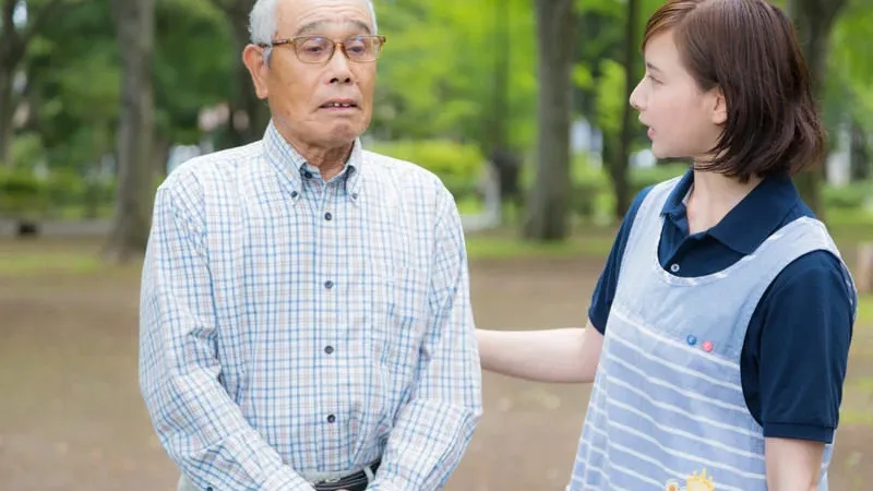 介護施設で職員が入居者の歩行を支える様子